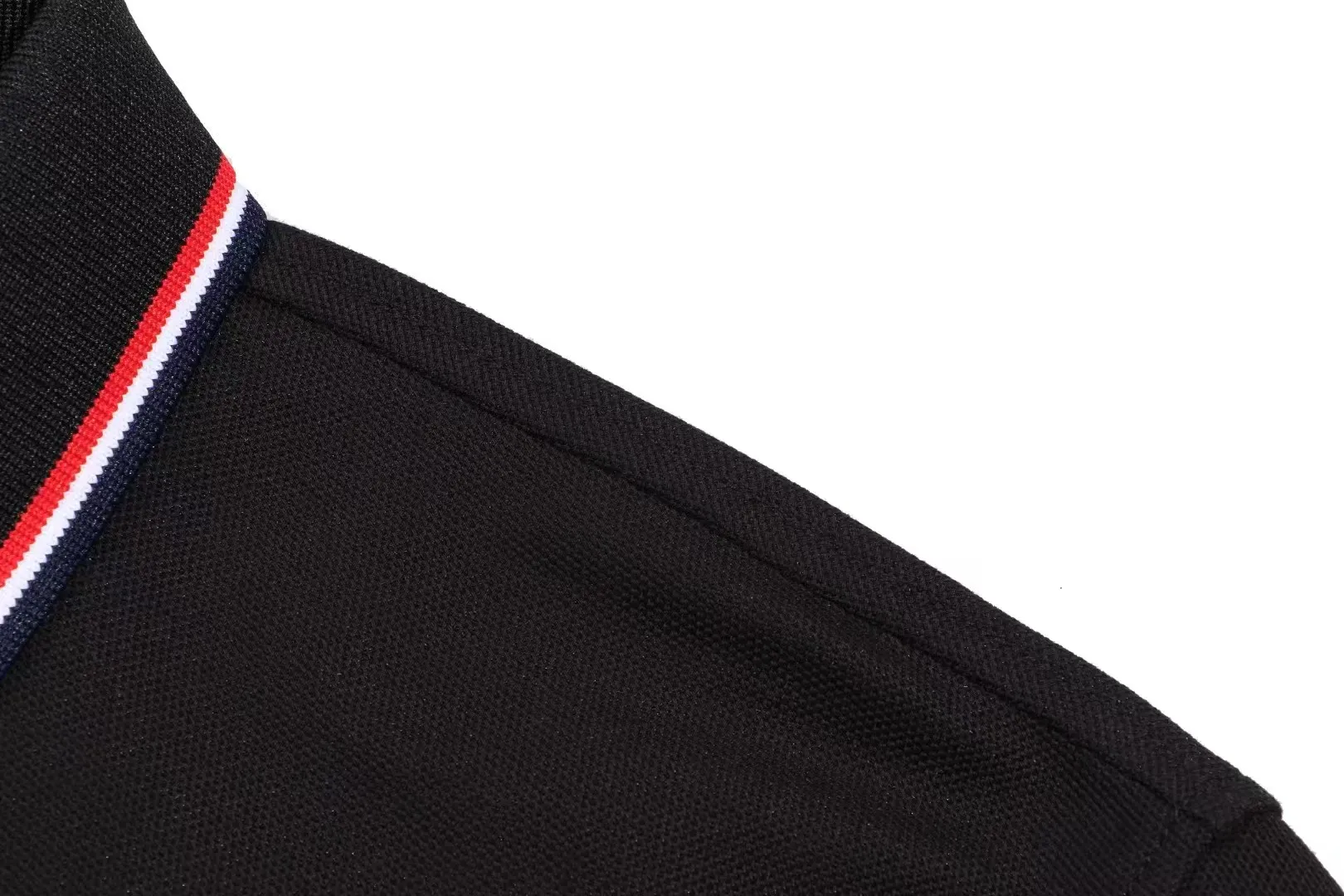 【New Arrival In Stock】𝐌𝐎𝐍𝐂𝐋𝐄𝐑~ #2025 New Arrival Quality POLO ， Breathable ， ， ， Quality。 ！ ， ！ LOGO Quality ：Black，White Sizes：M~L~XL~2XL~3XL
